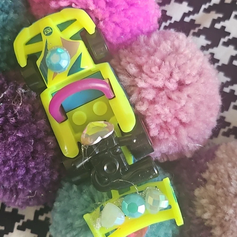 Hot Wheels Colorful Pom Pom Wreath with Toy Accents
